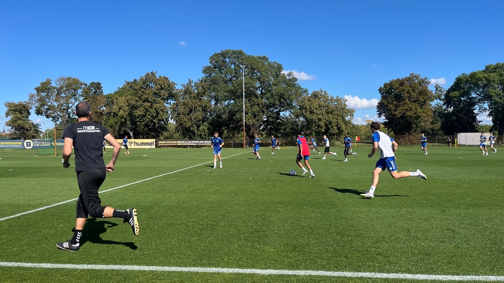 Kandet Diawara (am Ball) ging am Montag beim Training des 1. FC Magdeburg ins Dribbling, Torwartcoach Matthias Tischer fungierte als Linienrichter.