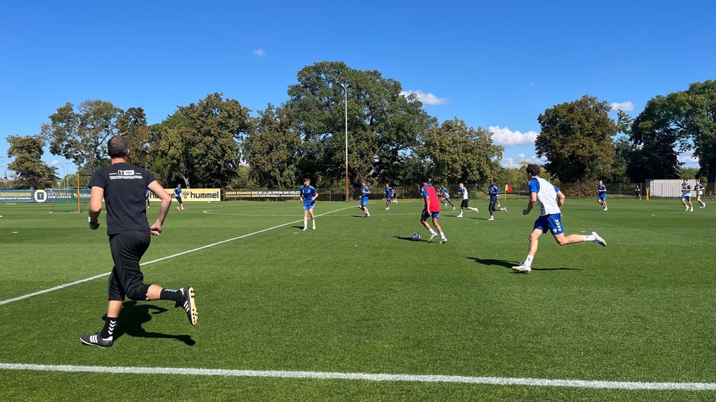 Kandet Diawara (am Ball) ging am Montag beim Training des 1. FC Magdeburg ins Dribbling, Torwartcoach Matthias Tischer fungierte als Linienrichter.