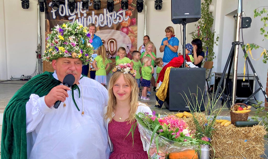 Poleys Ziwwelbaron Heiko Strube gab am Samstag beim 50. Poleyer Zwiebelfest nach über 30 Jahren im Amt das Kommando an die neue Ziwwelprinzessin Kim Hedicke ab. Hinter den Majestäten bereiteten sich die „Poleyer Spatzen“ auf ihren Auftritt vor.