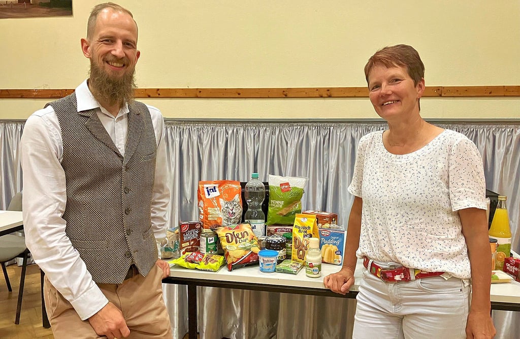 Gründer Marius Schiel und Mitarbeiterin Simone Boost stellen das Konzept in Plötzkau vor.