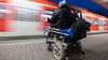 Menschen im Rollstuhl sind bei Bahnreisen oft auf Unterstützung angewiesen.