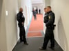 Mit der Pistole am Gürtel sichern Bereitschaftspolizisten am 1. Juli Flure im Landtagsgebäude.