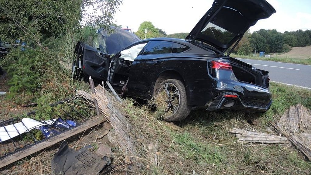 Bei einem Unfall im Harz ist ein Auto auf der B244 in den Straßengraben und eine Böschung gekracht.