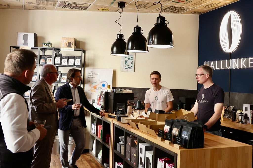 Hoher Besuch aus Magdeburg: Staatssekretär Gerd Zender (2.v.l.) während der Übergabe der Ehrung „Kulinarischer Stern“ im Gespräch mit den Inhabern der Hallunken-Kaffeerösterei Christian Thiede (2.v.r.) und Wolfgang Schlegel (r.)