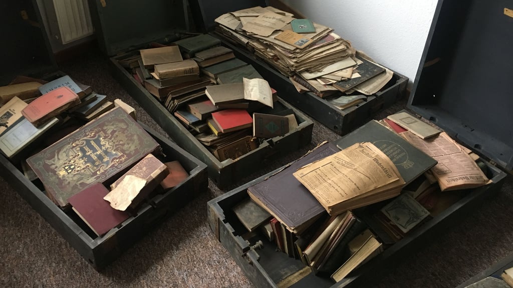 In alten Munitionskisten verwahrt worden waren die Bücher, die seit drei Jahren an der Moses-Mendelssohn-Akademie Halberstadt Gegenstand der Forschung sind.