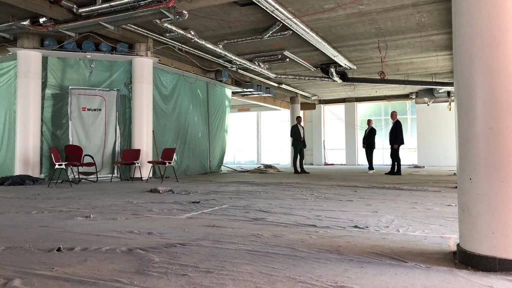 Gähnende Leere: Das Erdgeschoss der Geschäftsstelle der Harzparkasse in der Turnstraße in Quedlinburg wird komplett umgebaut.