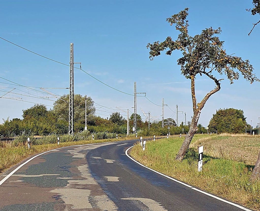 Über die Straße nach Klein Gartz und die daneben liegende Bahnlinie soll eine Überführung gebaut werden.