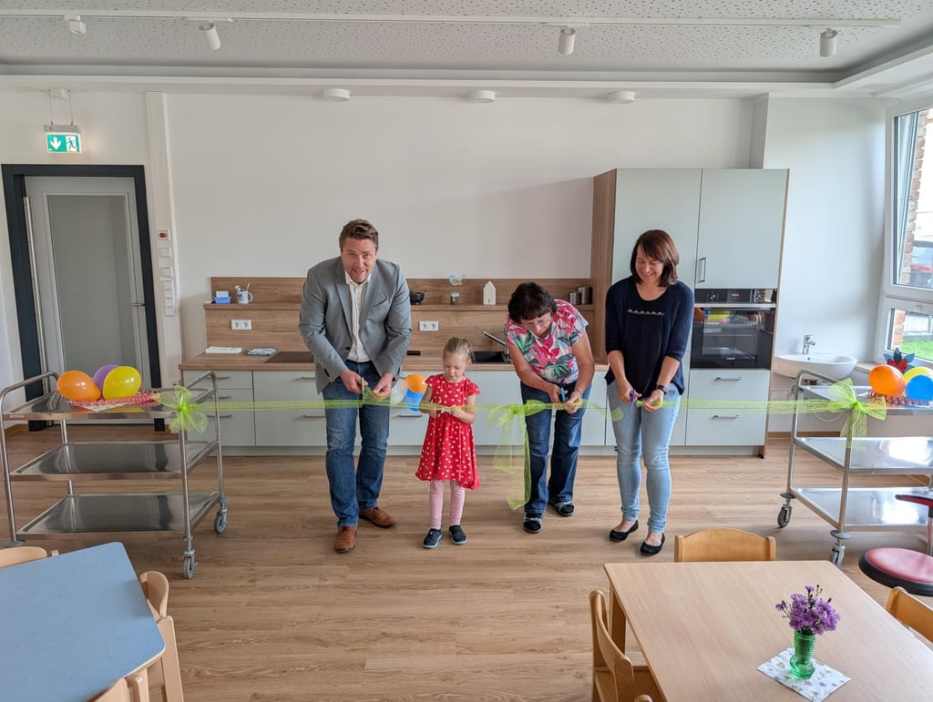 Bürgermeister Tilo Eigendorf (v.l.n.r.), Leni Hesselbach, Kitaleiterin Karin Ries und Amtsleiterin für Bildung & Soziales Marianne Levai eröffnen die neue Kinderküche.