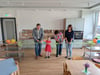 Bürgermeister Tilo Eigendorf (v.l.n.r.), Leni Hesselbach, Kitaleiterin Karin Ries und Amtsleiterin für Bildung & Soziales Marianne Levai eröffnen die neue Kinderküche.