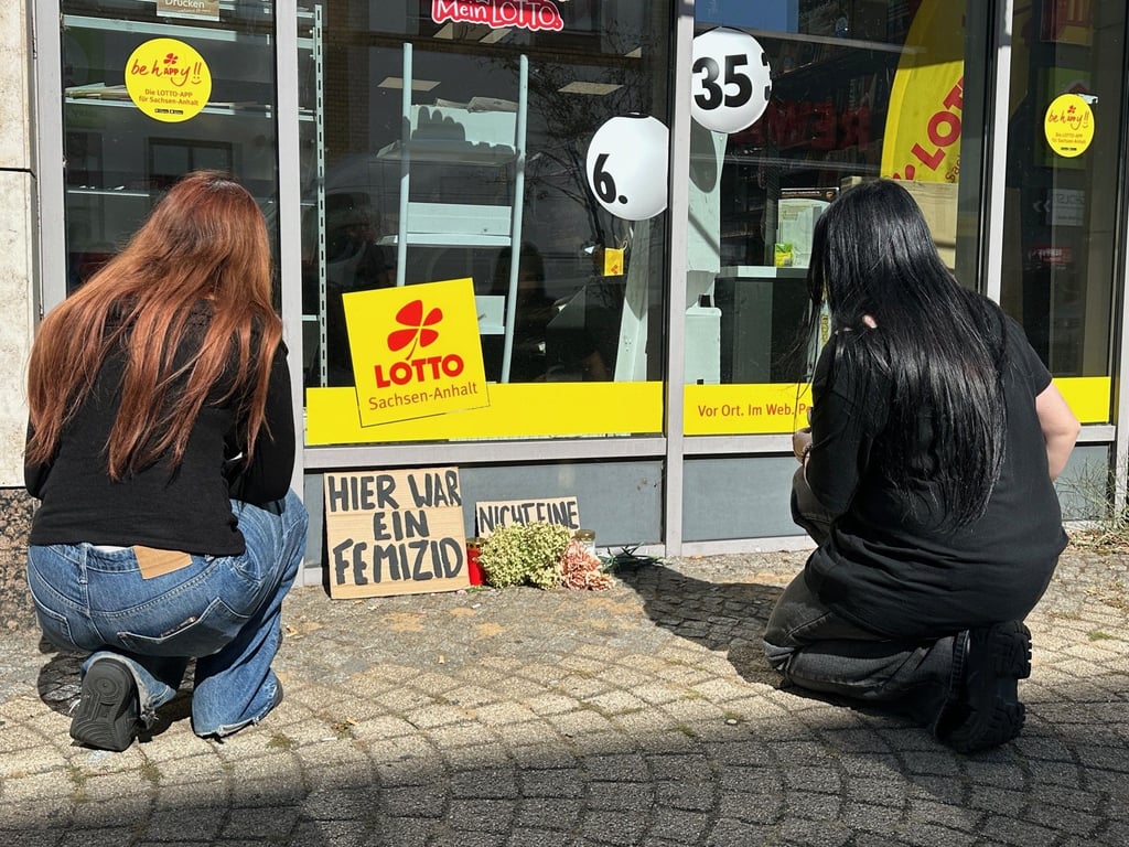 In der Nähe des Tatortes in Magdeburg im Stadtteil Neue Neustadt wurden Blumen abgelegt und Kerzen aufgestellt. Auf einem Pappschild steht „Hier war ein Femizid“. Menschen gedenken der Frau, die am Sonntag (7. September) niedergestochen worden und ihren Verletzungen erlegen war.
