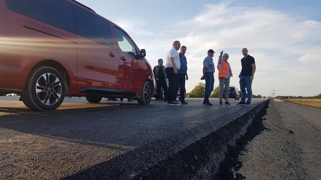 Zwischen Seehausen und Geestgottberg sind die ersten Asphaltarbeiten für die A14 erfolgt. Die Piste beeindruckte den Verkehrsausschuss des Kreistages Stendal.