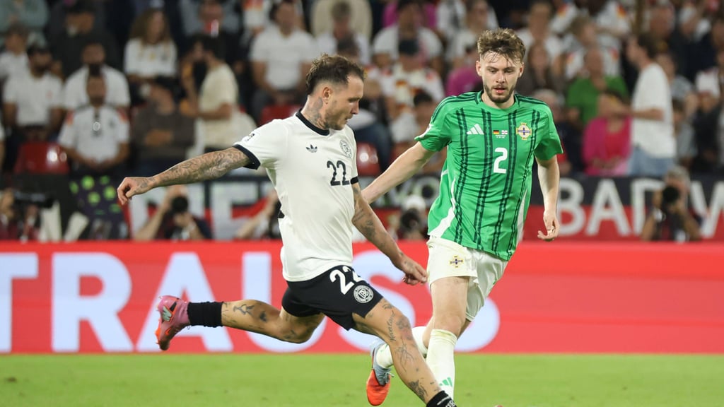 David Raum bei einer Flanke.