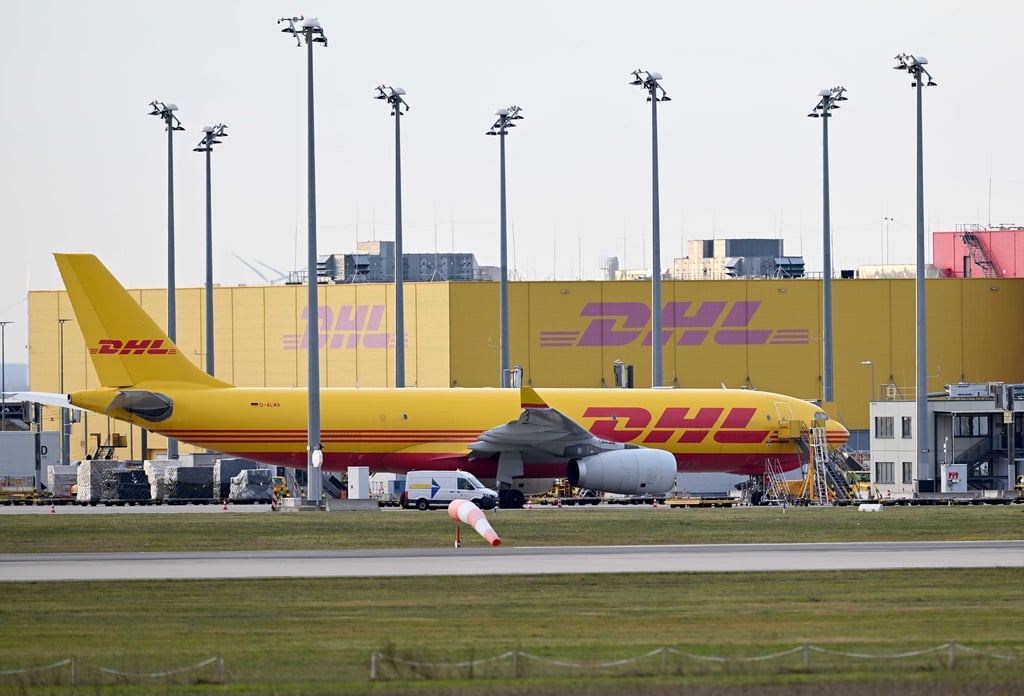 Hendrik Schmidt/dpaMcfy_b6Pvf4Nt2eO49gyxi6nh3bAls das Frachtpaket am Flughafen Leipzig/Halle in Flammen aufgeht, ist es noch früher Morgen. Einsatzkräfte müssen das Feuer am Airport löschen – erst vor wenigen Stunden ist das jetzt brennende Paket aus Litauen zum DHL-Drehkreuz nach Sachsen geflogen worden. Dass das Feuer nicht während des Fluges ausbricht, ist purer Zufall. So rekonstruieren es die Sicherheitsbehörden später. Sie glauben, dass es sich bei dem Brand im Juli 2024 um einen Sabotageakt handelt. Im Fokus steht Russland – es besteht der Verdacht, dass russische Geheimdienste für die Tat sogenannte Wegwerf-Agenten anheuerten.Laut Verfassungsschutz geht von solchen Wegwerf-Agenten, auf Englisch: „low level agents“, eine zunehmende Gefahr für die Sicherheit in Deutschland aus. Es handele sich dabei nicht um professionelle Geheimdienstmitarbeiter, sondern um von Russland gezielt geworbene Personen in Deutschland, die an Sabotageakten mitwirken. So stellt es Sachsen-Anhalts Verfassungsschutz-Chef Jochen Hollmann am Montag in einer öffentlichen Sitzung des Parlamentarischen Kontrollgremiums des Landtags dar. Rekrutierung von „Wegwerf“-Agenten geschieht oft anonym per Telegram„Meist über Zwischeninstanzen“ werbe der russische Geheimdienst Wegwerf-Agenten an, sagt Hollmann. So sei den Auftragnehmern teilweise gar nicht klar, dass Russland dahinter stecke. Das Anwerben geschehe oft anonym, etwa über die Handy-App Telegram. Diese Art der Agentengewinnung sei für Russland „ohne großes Risiko“, sagt Hollmann. Als Belohnung für einzelne Aktionen werde Wegwerf-Agenten meist Geld in Aussicht gestellt.image_257-92096555_0908163428653.jpgJochen Hollmann, Chef des Verfassungsschutzes in Sachsen-Anhalt, sorgt sich wegen der Rekrutierung von „Wegwerf“-Agenten durch fremde Nachrichtendienste.