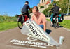 Bernburgs Planungsamtsleiter Markus Senze sprühte vor Aktionsstart die Hinweise aufs „Stadtradeln“ auf dem Saaleradweg auf. 