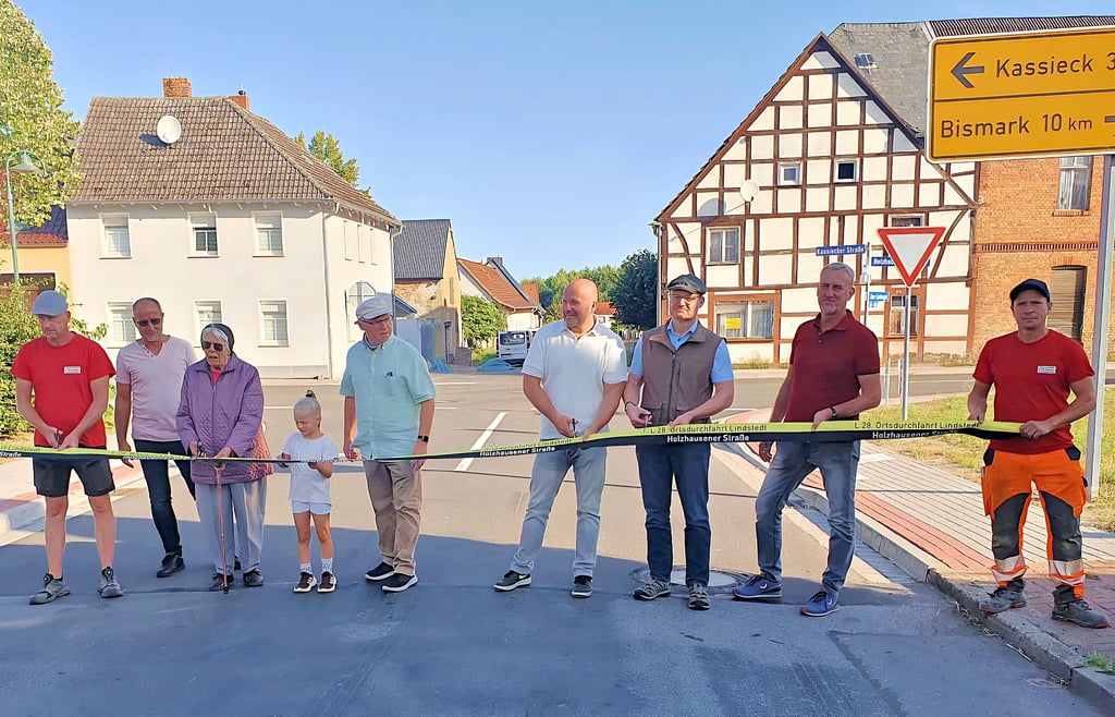 Straßeneinweihung in Lindstedt mit dem obligatorischen Scherenschnitt: Diesen Part übernahm Erni Schütze für die ältere Generation und Romy Brunsch für die jüngere Generation im Dorf.