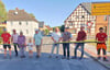 Straßeneinweihung in Lindstedt mit dem obligatorischen Scherenschnitt: Diesen Part übernahm Erni Schütze für die ältere Generation und Romy Brunsch für die jüngere Generation im Dorf. 