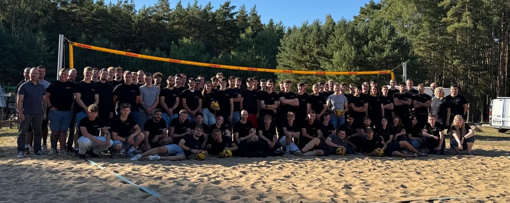 81 Azubis und duale Studenten werden aktuell vom Tangerhütter Unternehmen Elektro Schubert ausbeildet. In Bertingen trafen sie sich zum Azubi-Workshop, mit dem traditionell das neue Ausbildungsjahr eingeläutet wird.