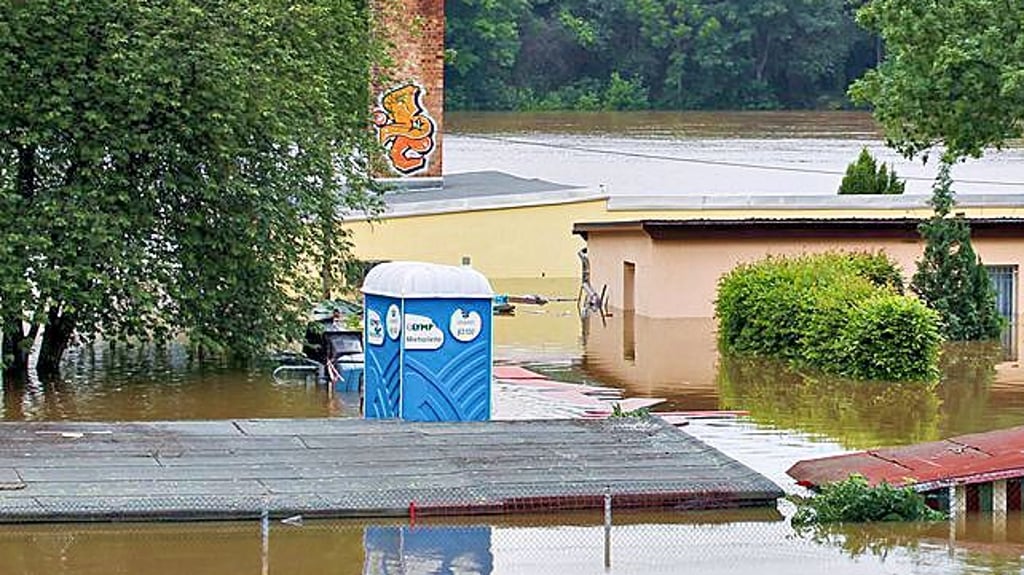 Land unter: So sah der Sandanger in Halle beim Saalehochwasser 2013 aus. Jetzt ollen hier moderne Wohnmobil-Stellplätze entstehen.