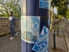 Aufkleber von FCM-Fans an einem Laternenmast in der Magdeburger Zollstraße.