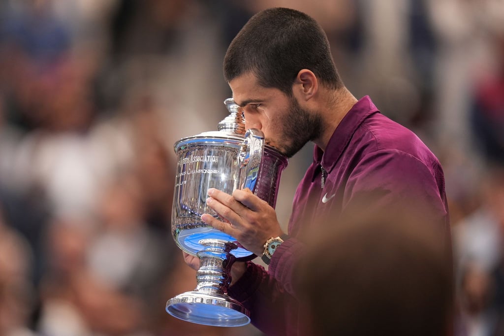 Ein Küsschen für den Pokal: Alcaraz ist neuer US-Open-Champion.