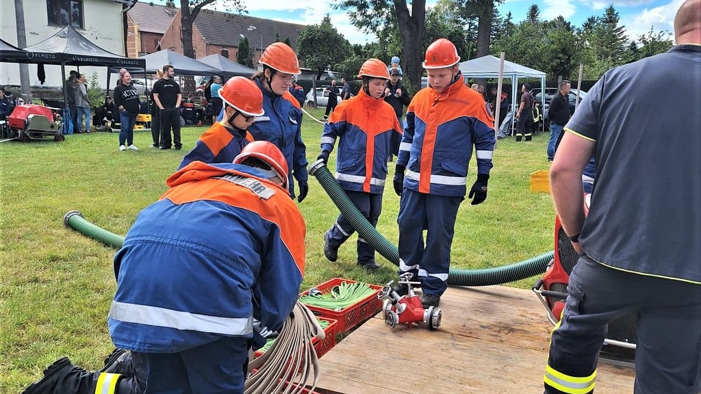 Schläuche sind Teil vieler Aufgaben bei den Wettkämpfen der Kinder- und Jugendfeuerwehr.