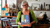 „Die Lesehexe“ heißt das neue, farbig bebilderte Kinderbuch der Zerbster Autorin und Illustratorin Martha Irene Leps, das diese hier in ihrer Werkstatt in Händen hält.