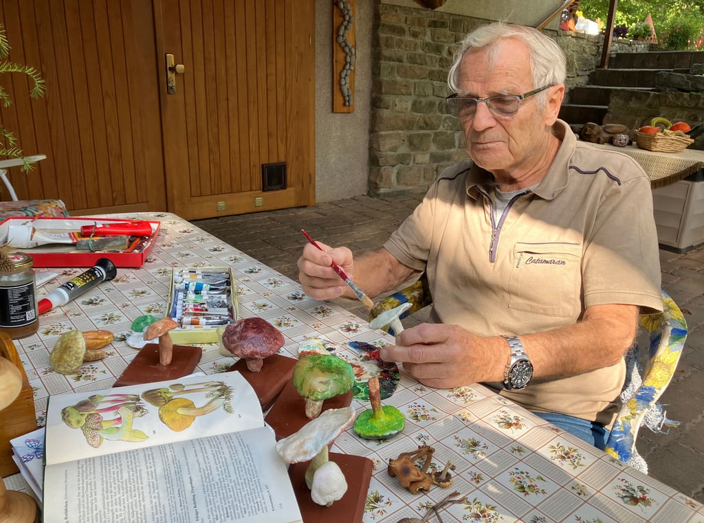 Wenn Pilzberater Jürgen Peitzsch nicht selbst im Wald Pilze sucht, bemalt er gern Pilz-Modelle.