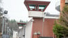 Ein Wachturm an der Wand der Justizvollzugsanstalt Tegel. (Archivbild)