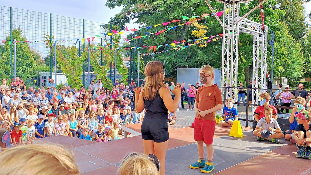 Das Publikum freut sich über die Aktionen der Kinder auf der Bühne und spendet viel Applaus.