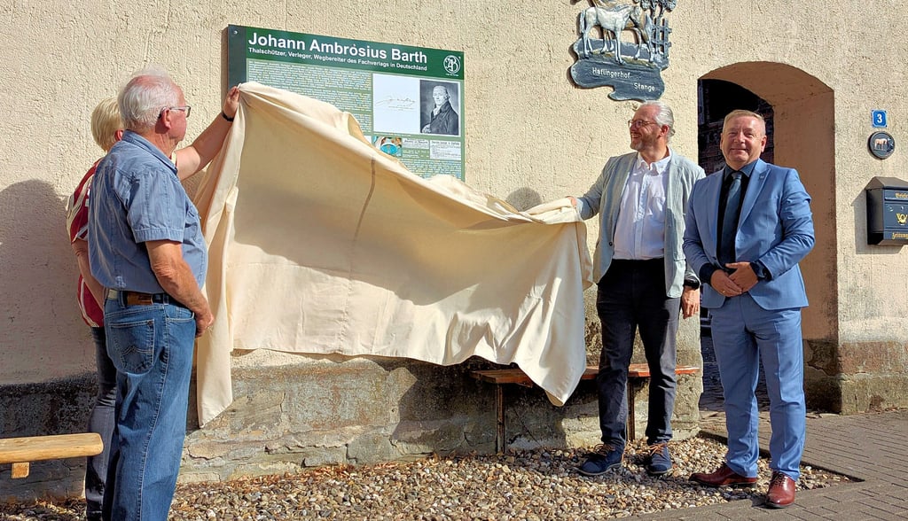 Am 26. August wurde in Thalschütz die Gedenktafel fürJohann Ambrosius Barth eingeweiht.