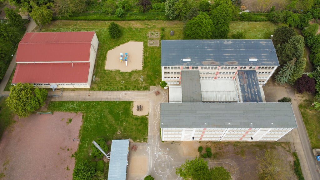 Der Klein Wanzleber Grundschulkomplex mit der Sporthalle (links) aus der Vogelperspektive.