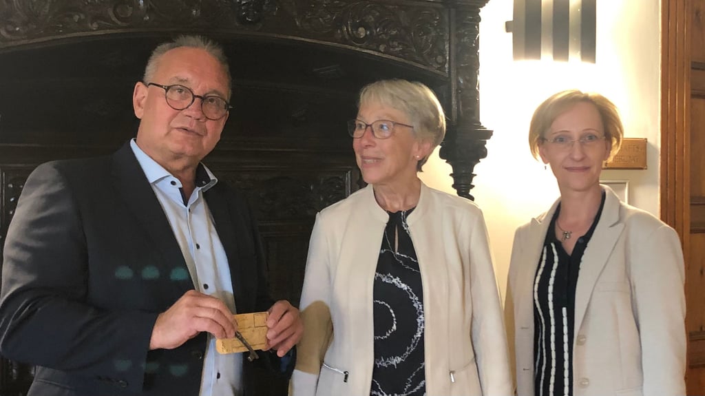 Brunhilde Wulff-Woesten (M). und Dr. Andrea Wulff-Woesten haben Quedlinburgs Oberbürgermeister Frank Ruch den Schlüssel für die Truhenbank übergeben.