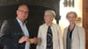 Brunhilde Wulff-Woesten (M). und Dr. Andrea Wulff-Woesten haben Quedlinburgs Oberbürgermeister Frank Ruch den Schlüssel für die Truhenbank übergeben.