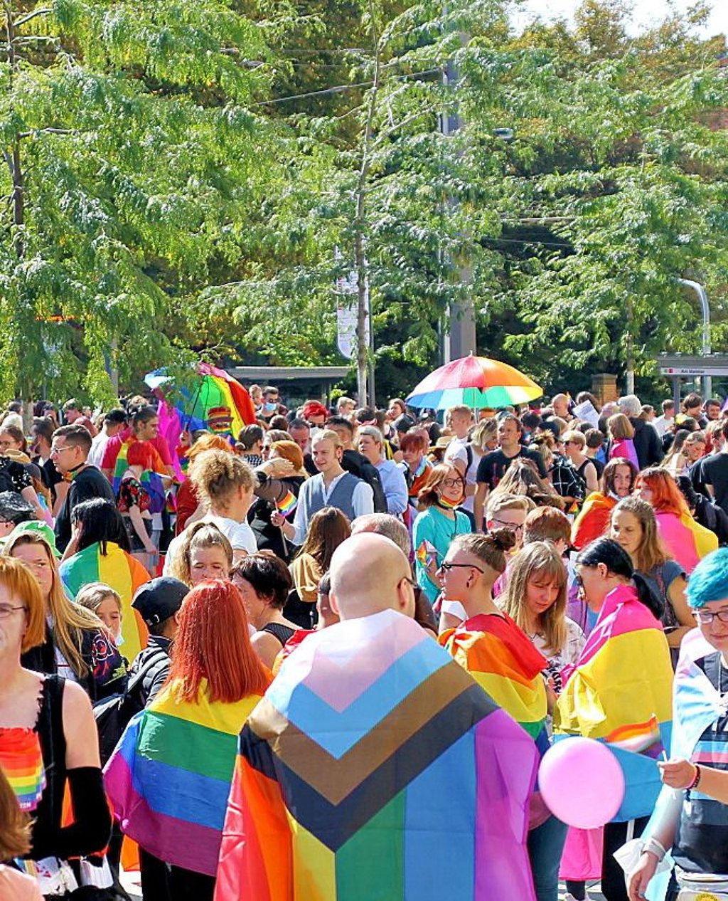 Der CSD ist kunterbunt und steht für Vielfalt. doch seit einigen Jahren gibt es immer wieder Rechtsextreme, die Gegendemos anzeigen - auch für Halle ist rechtsextremer Protest gegen den CSD geplant.