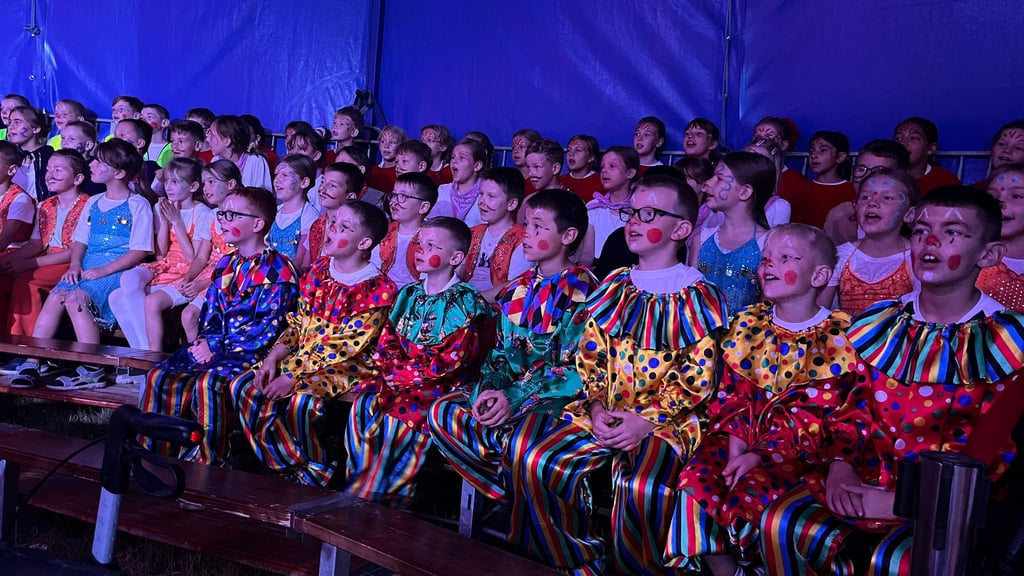 Aufgeregt und mit großer Freude verfolgen die Kinder das Programm unter dem Dach des Zirkuszeltes. Sie selbst sind gleich zweimal am Freitag die Akteure und stehen im Mittelpunkt.