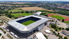 Blick auf die Avnet-Arena in Magdeburg: Die Zahl der Parkplätze ist begrenzt. Der Stadtrat hat sich dennoch gegen ein Parkhaus ausgesprochen.