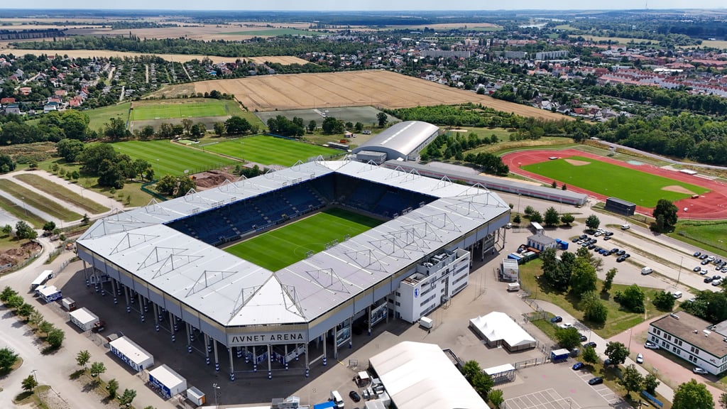 Blick auf die Avnet-Arena in Magdeburg: Die Zahl der Parkplätze ist begrenzt. Der Stadtrat hat sich dennoch gegen ein Parkhaus ausgesprochen.