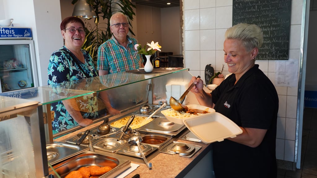 „Weil es einfach wie früher schmeckt“: Die Eheleute Rosenbergen aus Naumburg holen sich zweimal pro Woche ihr Mittagessen im „Imbiss zur Küchenhexe“ an der B180 bei Eva Würzner.