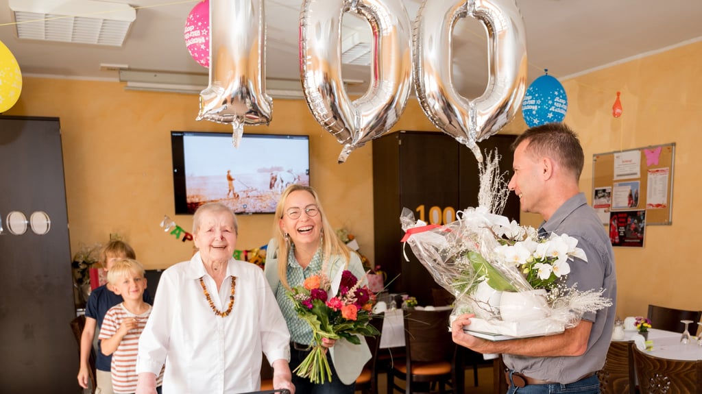 Charlotte Götze (links) aus Wanzleben erhält von Bürgermeisterin Grit Matz und DRK-Geschäftsführer Guido Fellgiebel Glückwünsche zum 100. Geburtstag.