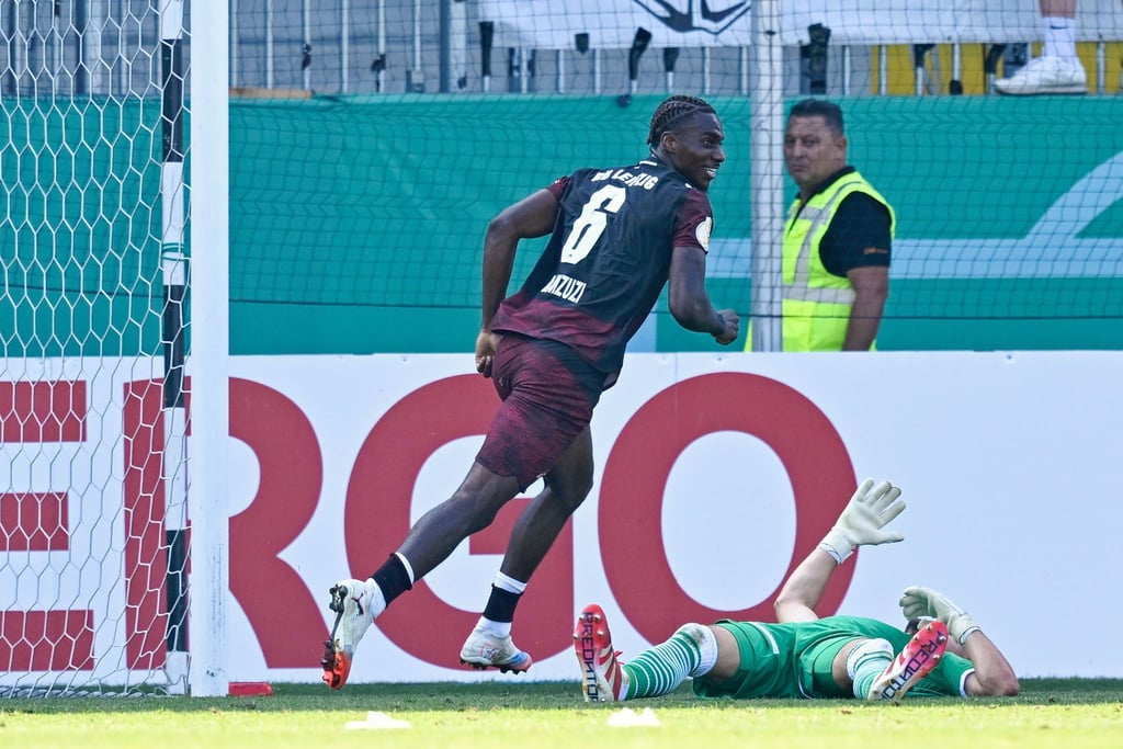 Ezechiel Banzuzi steigt erst später ins Training von RB Leipzig ein.