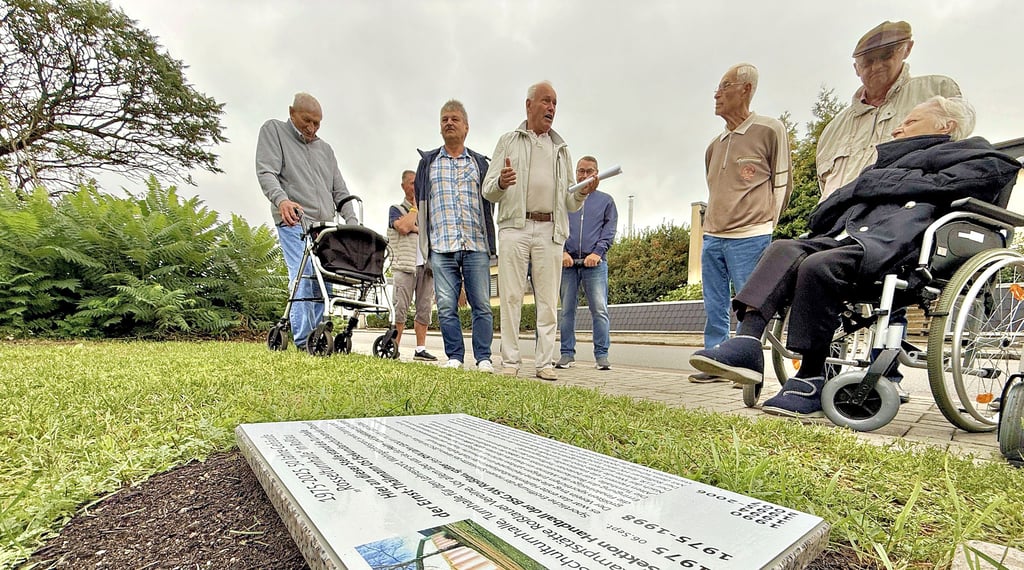 Die Gedenktafel am Pflegeheim in der Wiesenstraße erinnert an die frühere Schulsporthalle, die auch von den Handballern genutzt wurde.