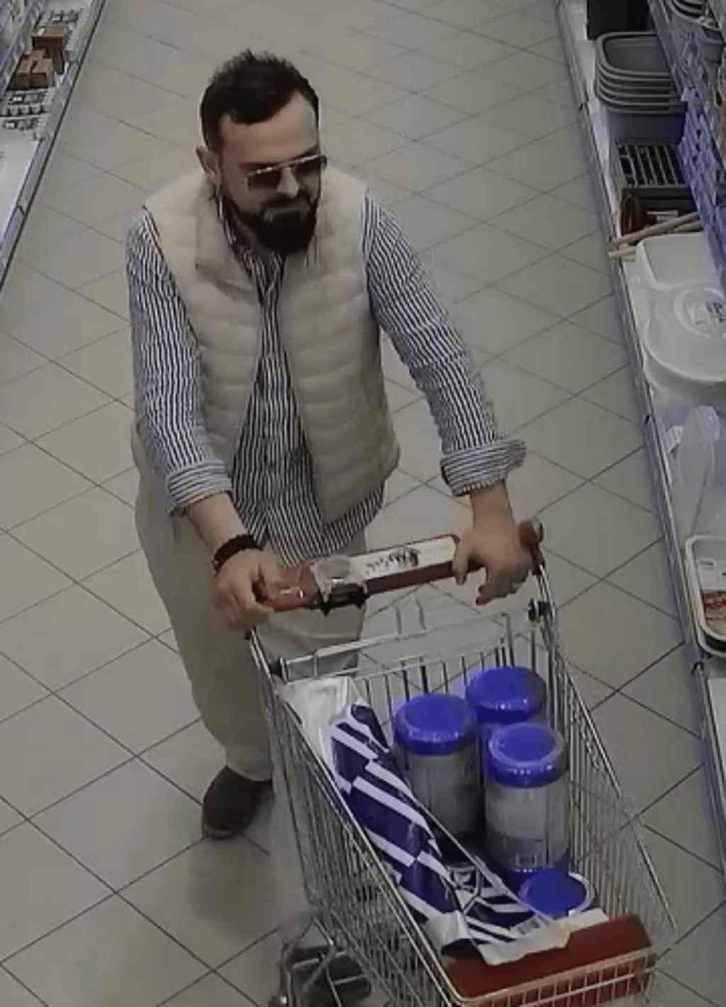 Dieser Mann soll Babynahrung aus einer Drogerie in Merseburg gestohlen haben.