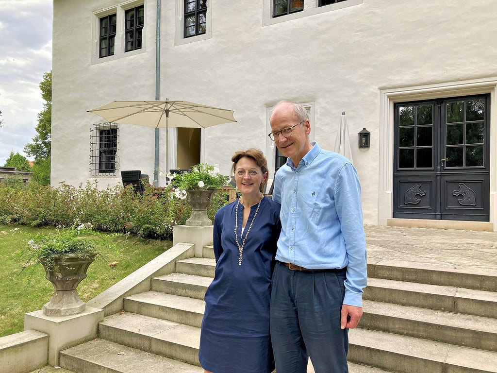 Claudia und Volker von Alvensleben kurz nach ihrer Auszeichnung mit dem Landesdenkmalpreis 2023 auf der Treppe zum Park des Oberhofs.