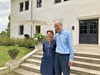 Claudia und Volker von Alvensleben kurz nach ihrer Auszeichnung mit dem Landesdenkmalpreis 2023 auf der Treppe zum Park des Oberhofs.