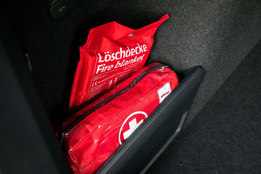 Eine Löschdecke ist wesentlich platzsparender als ein klassischer Feuerlöscher. Der Umgang damit sollte aber geübt werden.
