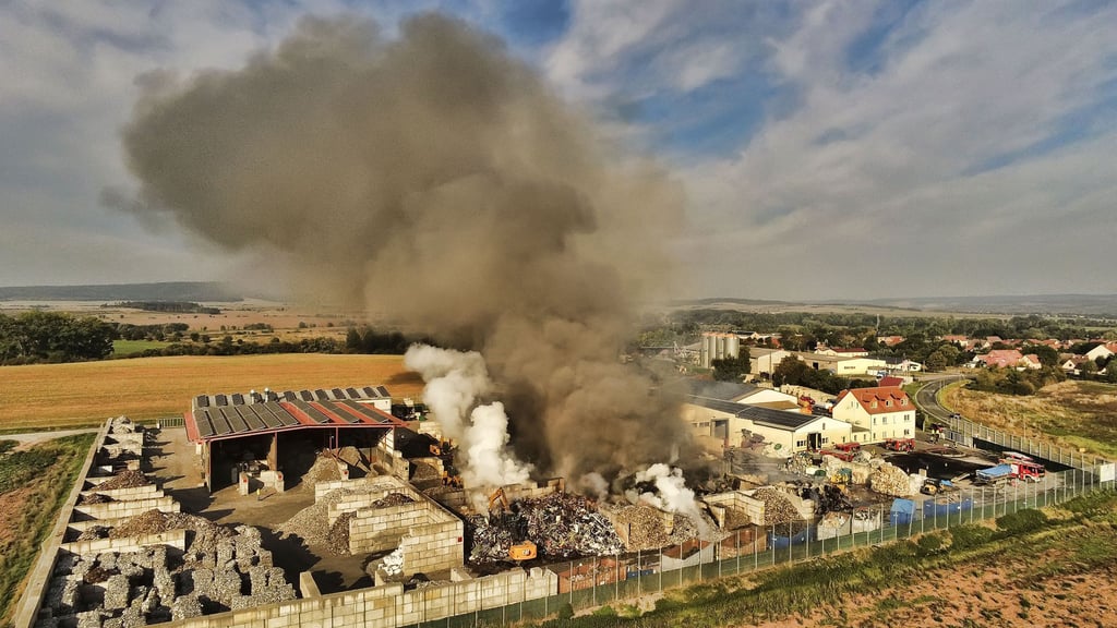 Die Rauchentwicklung beim Brand in der Recyclingfirma in Riethnordhausen ist weithin sichtbar.