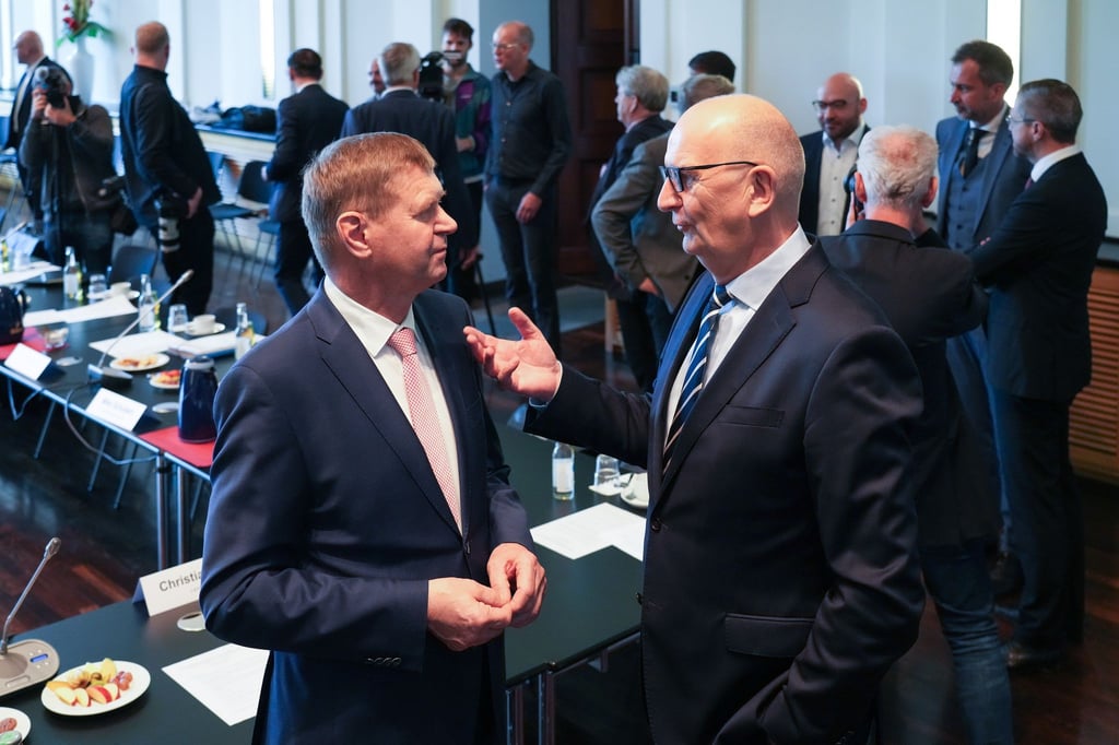 Brandenburgs Ministerpräsident Dietmar Woidke (rechts, SPD) und die Vertreter der Kommunalverbände stellen die Einigung zum milliardenschweren Infrastrukturpaket des Bundes vor. (Archivbild)