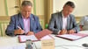 Bürgermeister Koch  und Landrat Schröder bei der Unterzeichnung im Mansfelder Rathaus 