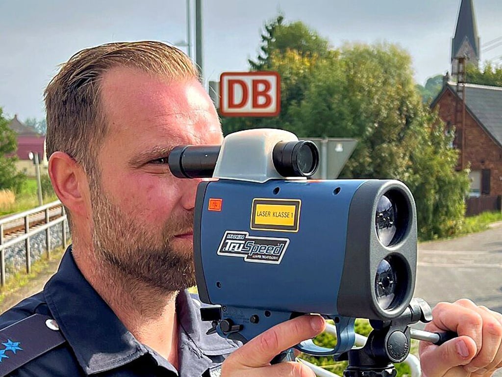 Polizist Dennis Gonschorek bei der Geschwindigkeitskontrolle in Belleben.