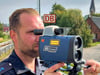 Polizist Dennis Gonschorek bei der Geschwindigkeitskontrolle in Belleben. 